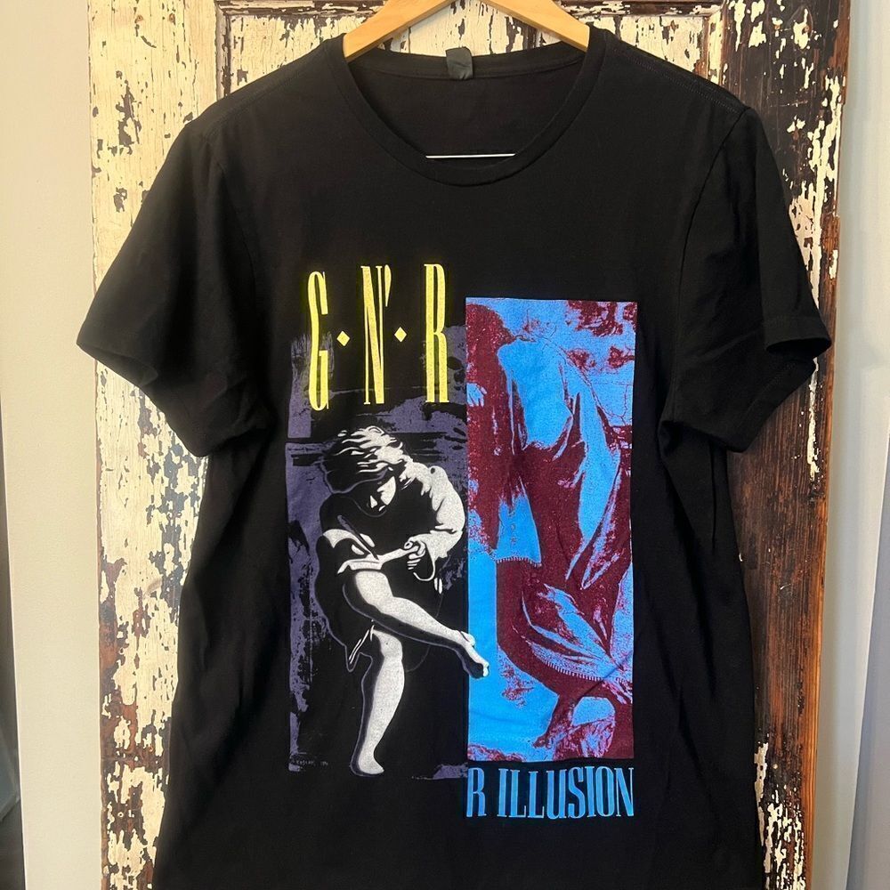 Guns N Roses Bay Island G N’ R R Illusions Band Graphic unisex T-shirt.  Size L